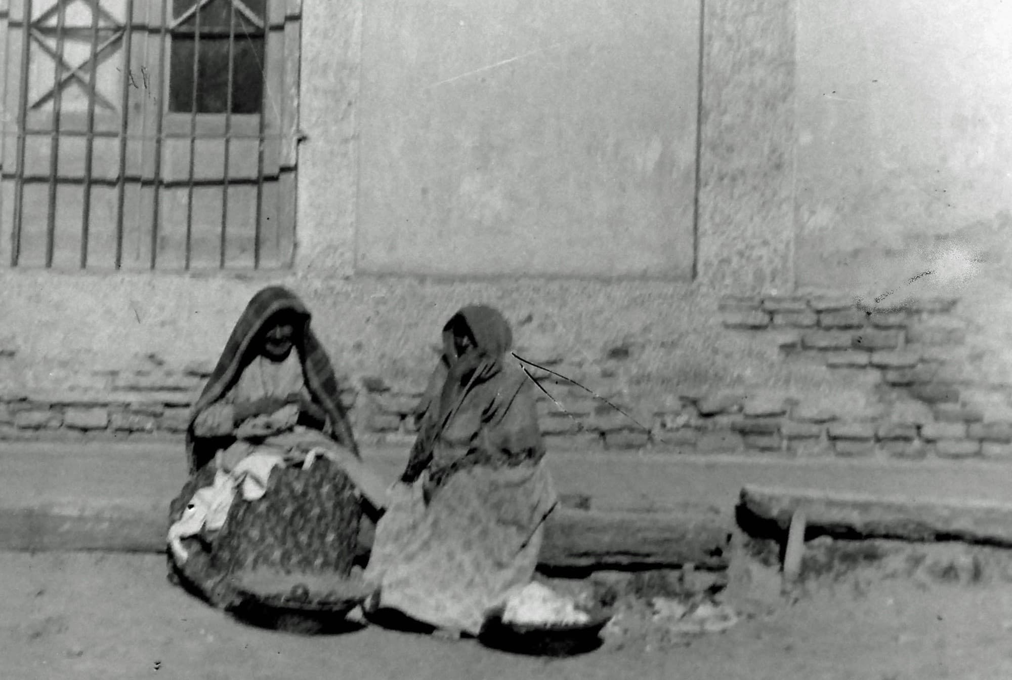 Vecinas de Salto, sentadas en la vereda.