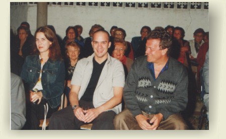 Familia sueca visitando presentes en el aniversario de 2001