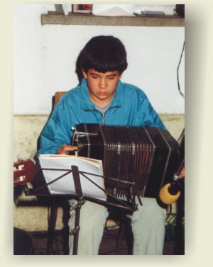 Adolescente ejecutando el bandoneón