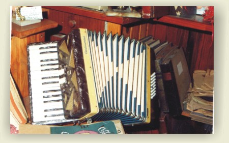 Antiguo acordeón a piano 