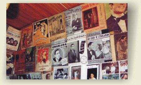 Pared con varias partituras e imágenes de famosos